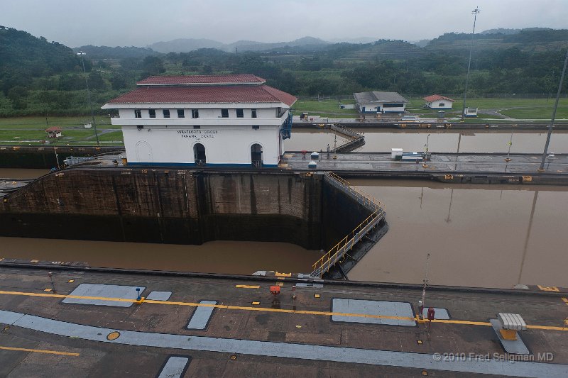 20101202_145904 D3.jpg - Miraflores Locks, Panama Canal.  This photo shows the 54 foot drop.  The water level on the left is 54 feet lower than the right.   Note the intermediate water mark, so that the boat is lowered in 2 stages